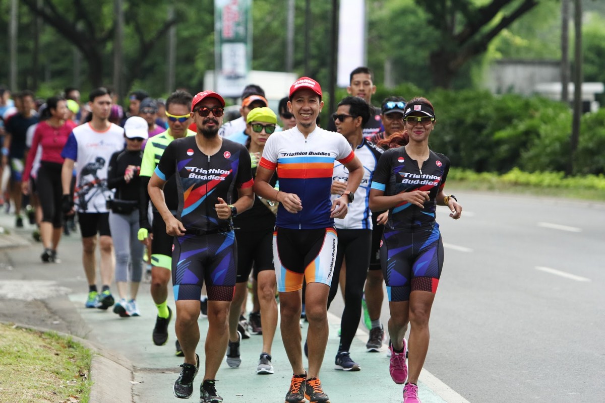 Anggota Triathlon Buddies Indonesia sedang berlari bersama